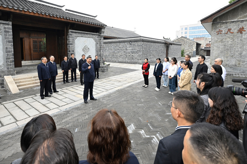 10月17日至18日,中共中央总书记、国家主席、中央军委主席习近平在安徽考察。这是17日下午,习近平在安庆桐城市六尺巷考察时,同当地居民和游客亲切交流。